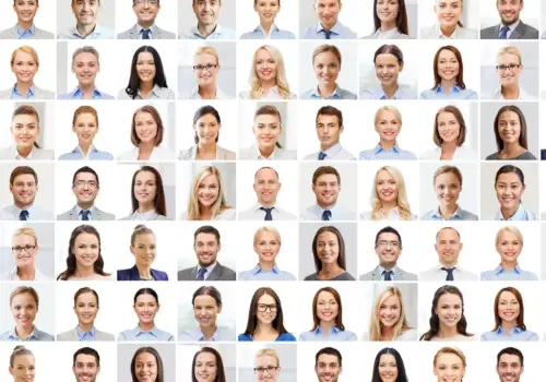 Eine Collage aus 81 Einzelporträts, die unterschiedliche Männer und Frauen in Business-Kleidung zeigen, die alle lächeln und direkt in die Kamera blicken, wodurch jedes einzigartige Persönlichkeitsprofil vor hellem Hintergrund hervorgehoben wird.