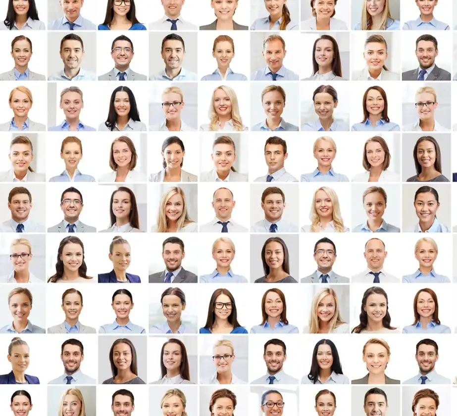 Eine Collage aus 81 Einzelporträts, die unterschiedliche Männer und Frauen in Business-Kleidung zeigen, die alle lächeln und direkt in die Kamera blicken, wodurch jedes einzigartige Persönlichkeitsprofil vor hellem Hintergrund hervorgehoben wird.