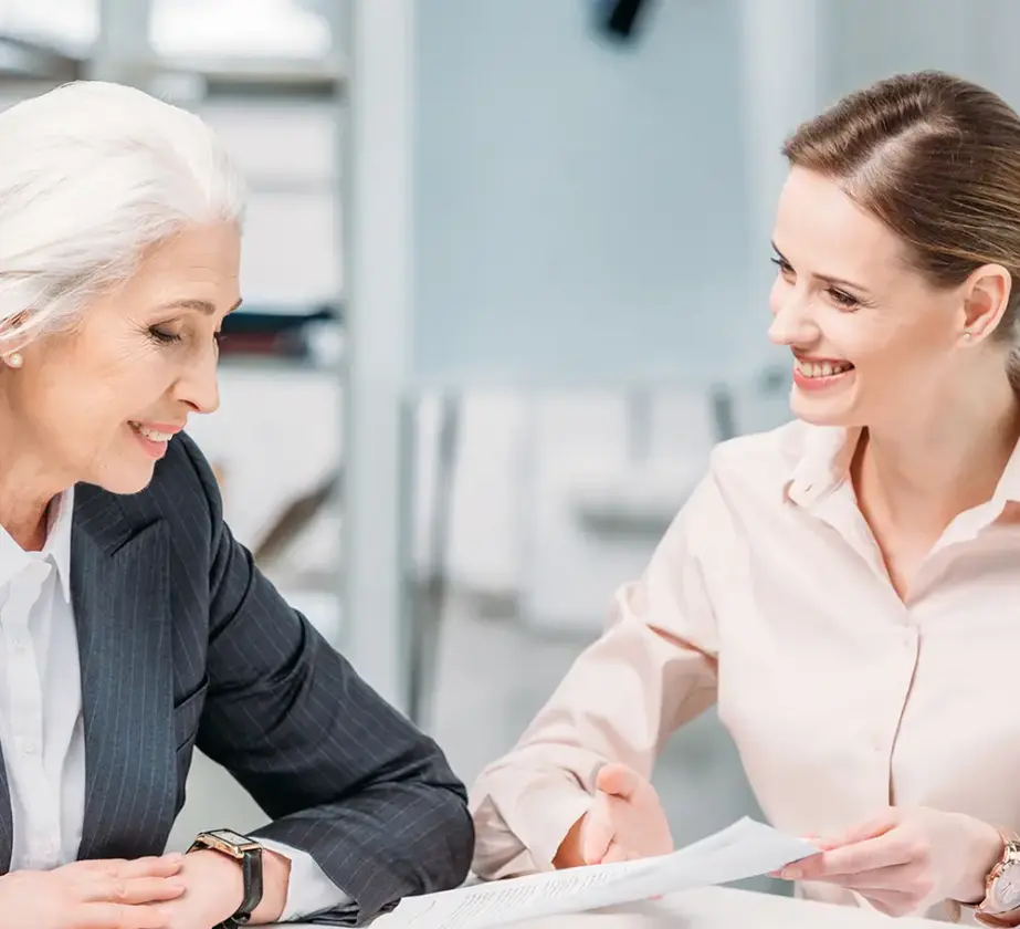 Zwei Frauen im Office in ein Gespräch vertieft