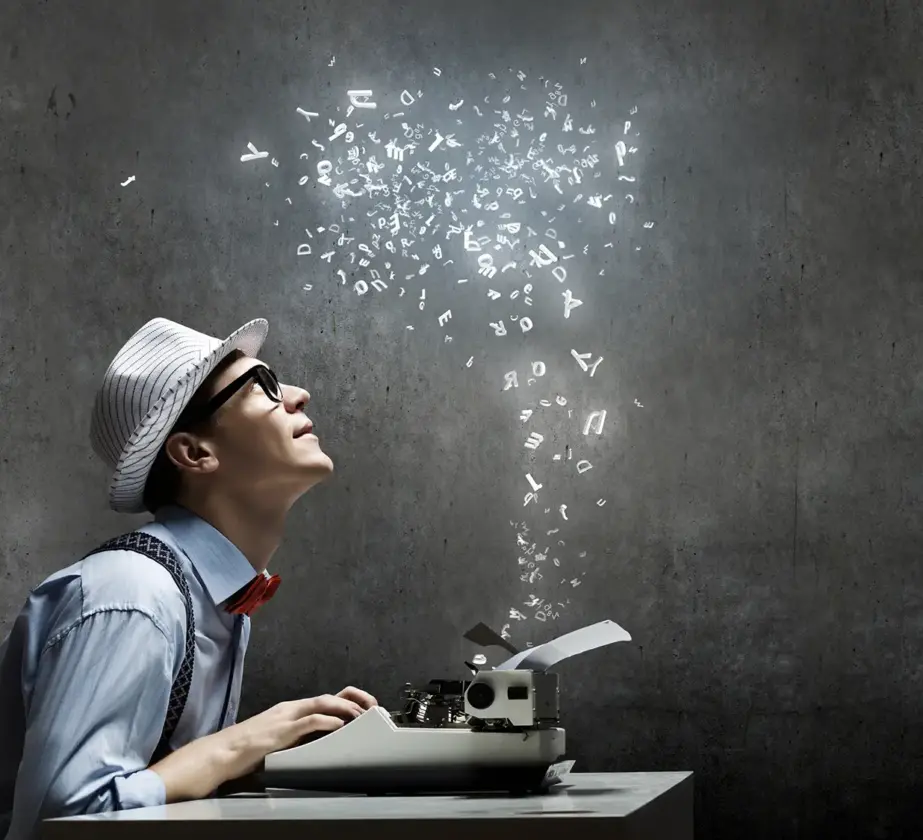Eine Person mit Hut und Brille sitzt an einer Schreibmaschine und schaut nach oben, während Buchstaben und Symbole nach oben schweben und verkörpert, wie kreative Ideen und erfolgreiche Weiterbildung gemeinsam eine inspirierende Atmosphäre schaffen.