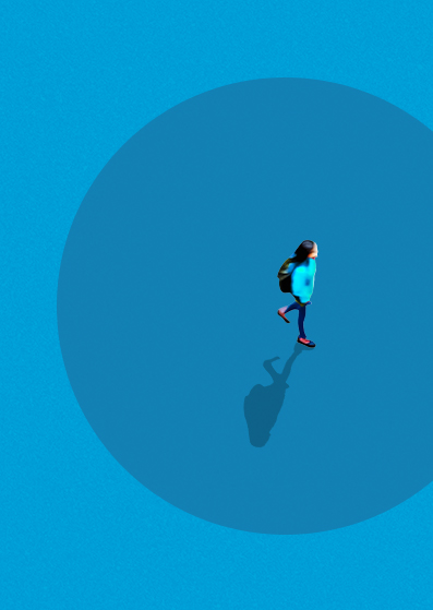 Eine Person in blauer Jacke und Rucksack läuft allein auf einer blauen Fläche und wirft einen Schatten in einen großen, dunkelblauen Kreis. Das Bild ist minimalistisch und aus der Draufsicht.