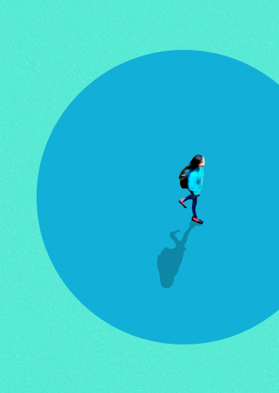 Eine Person in blauer Jacke und Rucksack läuft in einem großen blauen Kreis auf türkisfarbenem Hintergrund und wirft einen langen Schatten. Das Bild ist minimalistisch und von oben betrachtet.