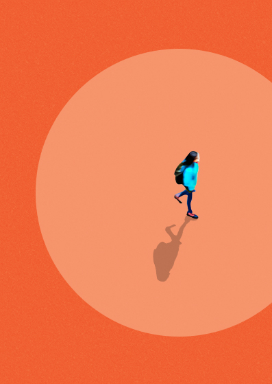 Eine Person mit langem, dunklem Haar, die eine blaue Jacke und einen Rucksack trägt, geht in einem großen, hellorangen Kreis mittig auf einem strukturierten orangefarbenen Hintergrund und wirft einen Schatten nach rechts.