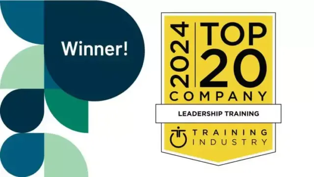 Eine Grafik zeigt ein Abzeichen mit der Aufschrift „2024 Top 20 Company Leadership Training, Training Industry“. Daneben befindet sich ein blauer Kreis mit dem Vermerk „Gewinner!“, umgeben von abstrakten geometrischen Formen.