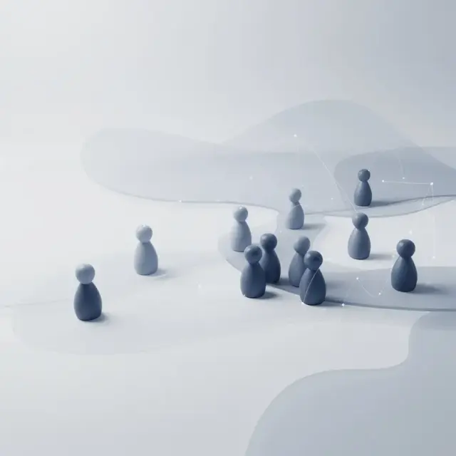 Neun dunkelgraue Spielfiguren sind auf einem hellen, abstrakten Hintergrund gruppiert, während zwei Figuren im Vordergrund für sich stehen – eine stimmungsvolle Szene für das „Führungstraining für Führungskräfte“, in der einige der Figuren durch schwache, geschwungene Linien miteinander verbunden sind.
