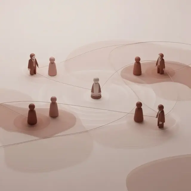 Acht Holzfiguren sind durch geschwungene Linien auf einem neutralen Hintergrund miteinander verbunden und suggerieren so ein Netzwerk oder soziale Verbindungen – eine ideale visuelle Metapher für das „Führungstraining für Führungskräfte“. Die Figuren sind durch sich überlappende, schattierte Kreise voneinander getrennt, wodurch die Vernetzung und die Aspekte der Zusammenarbeit hervorgehoben werden, die für das Führungstraining von Führungskräften von entscheidender Bedeutung sind.