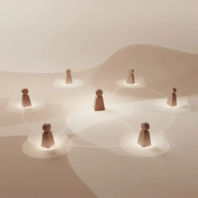 Sechs Holzfiguren sind auf einem sanften beigen Hintergrund im Kreis angeordnet und jeweils durch weiße Linien mit einer zentralen Holzfigur verbunden – eine visuelle Metapher, die im Führungskräftetraining häufig verwendet wird, um eine effektive Teamdynamik und zentrale Führung zu veranschaulichen.