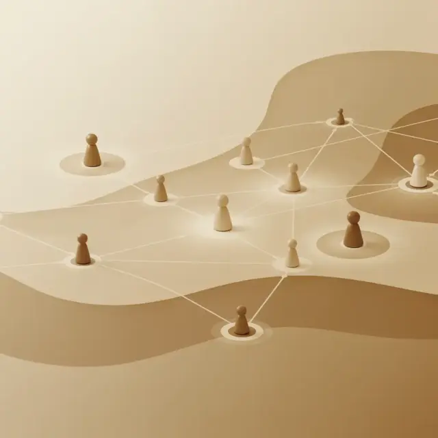 Abstraktes Bild von hölzernen Spielfiguren, die durch dünne Linien auf einer beigen, welligen Fläche miteinander verbunden sind und ein Netzwerk oder soziale Verbindungen darstellen – eine treffende visuelle Metapher für das „Führungstraining für Führungskräfte“ und die Vernetzung innerhalb einer effektiven Führungskräfteentwicklung.