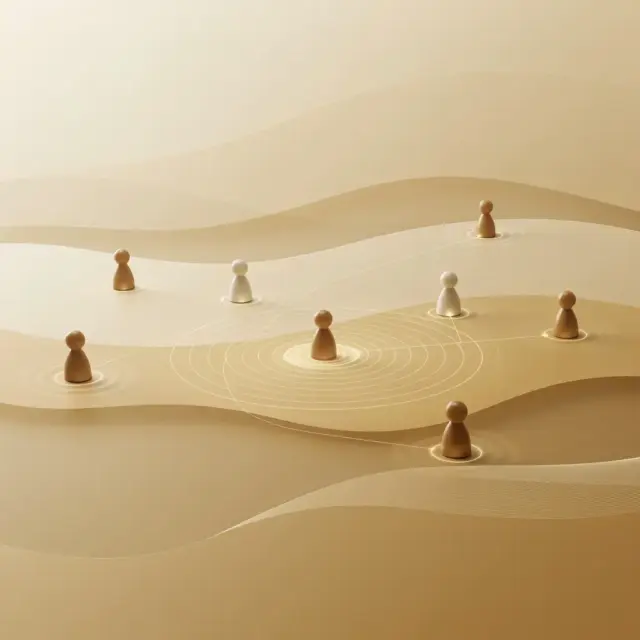 Sieben Holzfiguren – sechs braune und eine weiße – stehen auf wellenförmigen beigen Flächen, wobei einige Figuren von konzentrischen Kreisen umgeben sind. So entsteht eine minimalistische und abstrakte Szene, die Verbundenheit oder Individualität symbolisiert – eine eindrucksvolle visuelle Metapher für Coaching und persönliche Entwicklung.