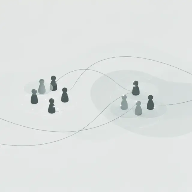Minimalistisches Bild, das zwei Gruppen von Spielfiguren zeigt, die durch geschwungene Linien miteinander verbunden sind und Kommunikation oder Vernetzung symbolisieren – ideal zur Veranschaulichung von Führungstraining für Führungskräfte – auf weißem Hintergrund mit sanften Schatten.