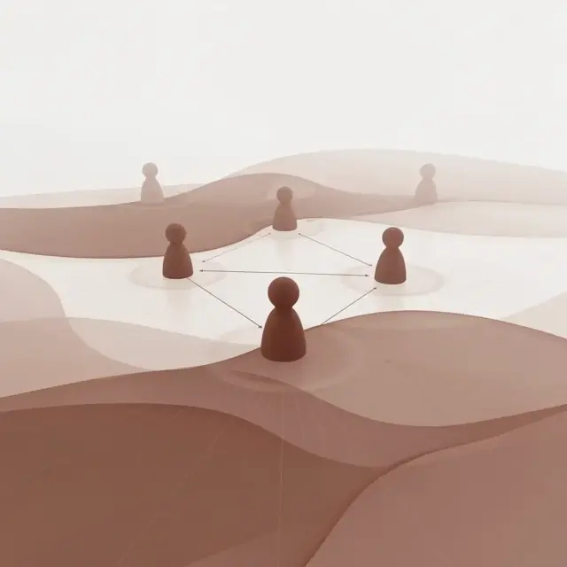 Vier braune Spielfiguren sind auf einem abstrakten, wellenförmigen, beigen Gelände positioniert, das durch dünne Linien verbunden ist und in einem minimalistischen, künstlerischen Stil Kommunikation oder ein Netzwerk symbolisiert – eine wirkungsvolle visuelle Metapher für Teamentwicklung in Unternehmen.
