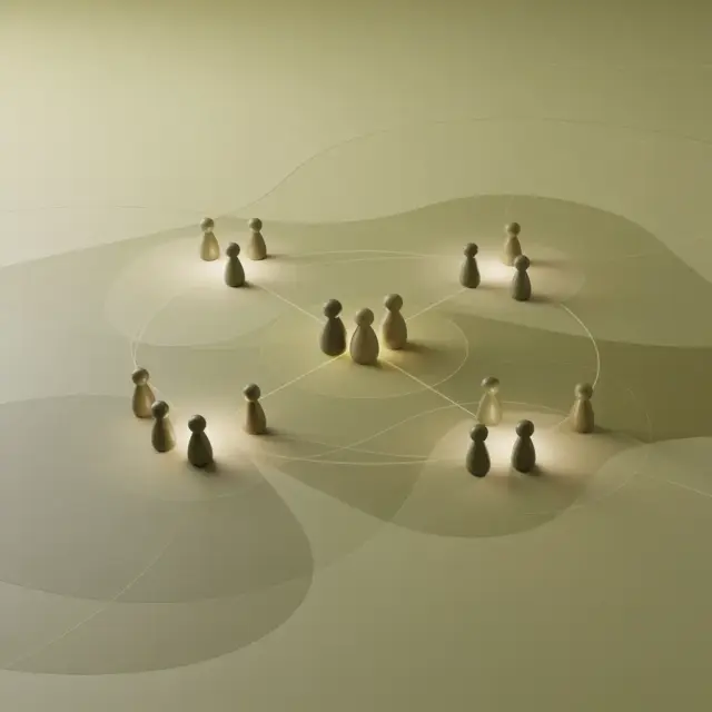 Holzfiguren in Menschengestalt sind in kleinen Gruppen auf einer glatten Fläche angeordnet und durch leuchtende, geschwungene Linien miteinander verbunden, die in einem minimalistischen Umfeld soziale Netzwerke oder gemeinschaftliche Verbindungen symbolisieren – eine ideale visuelle Metapher für das „Führungstraining für Führungskräfte“, bei dem Führungskompetenzen und effektive Zusammenarbeit im Vordergrund stehen.