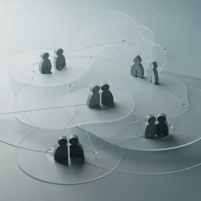 Minimalistische 3D-Figuren in Gruppen sind durch transparente Linien und Kreise miteinander verbunden und stellen vor einem grauen Hintergrund ein Netzwerk oder soziale Verbindungen dar – eine ideale visuelle Metapher für das „Führungstraining für Führungskräfte“, die die Bedeutung der Führungskräfteentwicklung und einer effektiven Teamzusammenarbeit hervorhebt.