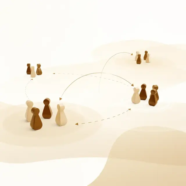 Vier Gruppen von Holzspielfiguren in hellen und dunklen Farbtönen sind auf einer hellen Fläche angeordnet. Gestrichelte Pfeile verbinden die Gruppen miteinander und symbolisieren Bewegung oder Interaktion zwischen ihnen – eine wirkungsvolle visuelle Metapher für das Kommunikationstraining für Unternehmen. Der Hintergrund ist minimalistisch und abstrakt gestaltet.
