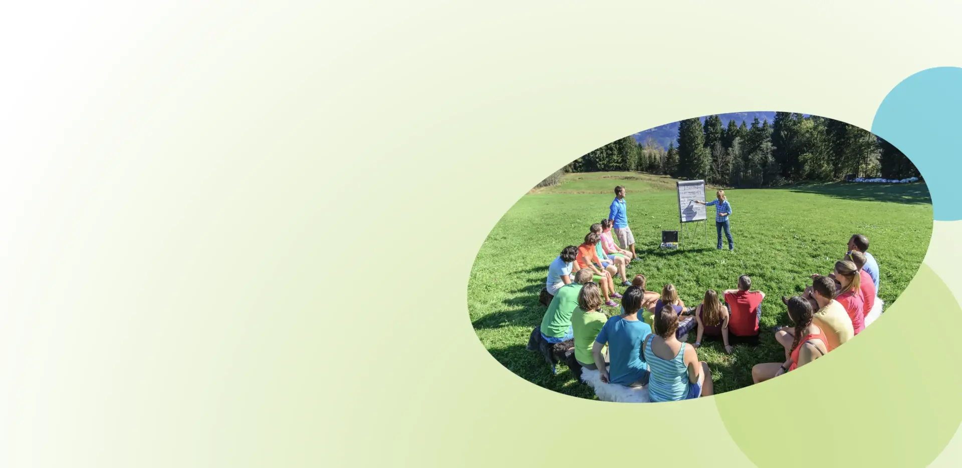 Eine Gruppe von Menschen sitzt draußen auf dem Rasen und nimmt an einem Rhetoriktraining für Fach- und Führungskräfte teil, während sie einem Redner in der Nähe eines Flipcharts zuhört; im Hintergrund sind Bäume und Berge zu sehen. Die Szene ist in einem Oval auf einem blassen Hintergrund mit Farbverlauf dargestellt.