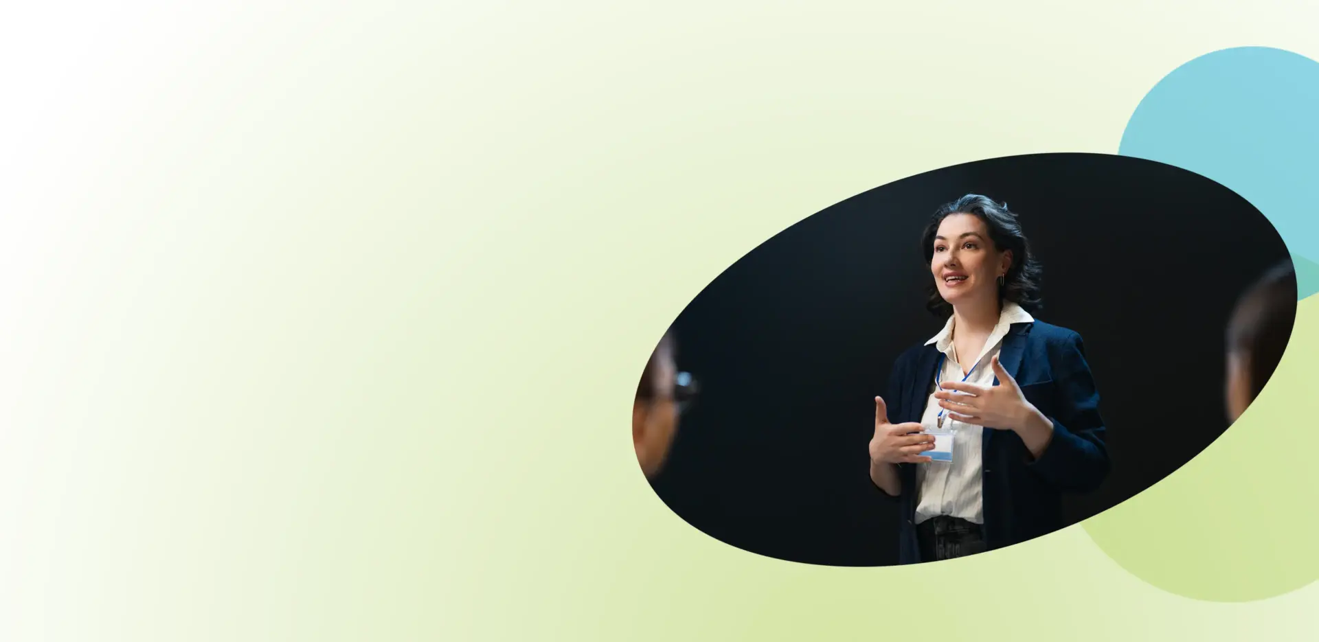 Eine Frau in Business-Kleidung spricht selbstbewusst und gestikuliert dabei mit den Händen vor einem dunklen Hintergrund mit abstrakten Formen auf einem hellen Farbverlauf – ein Bild, das die Wirkung des Rhetoriktrainings für Fach- und Führungskräfte perfekt verkörpert.