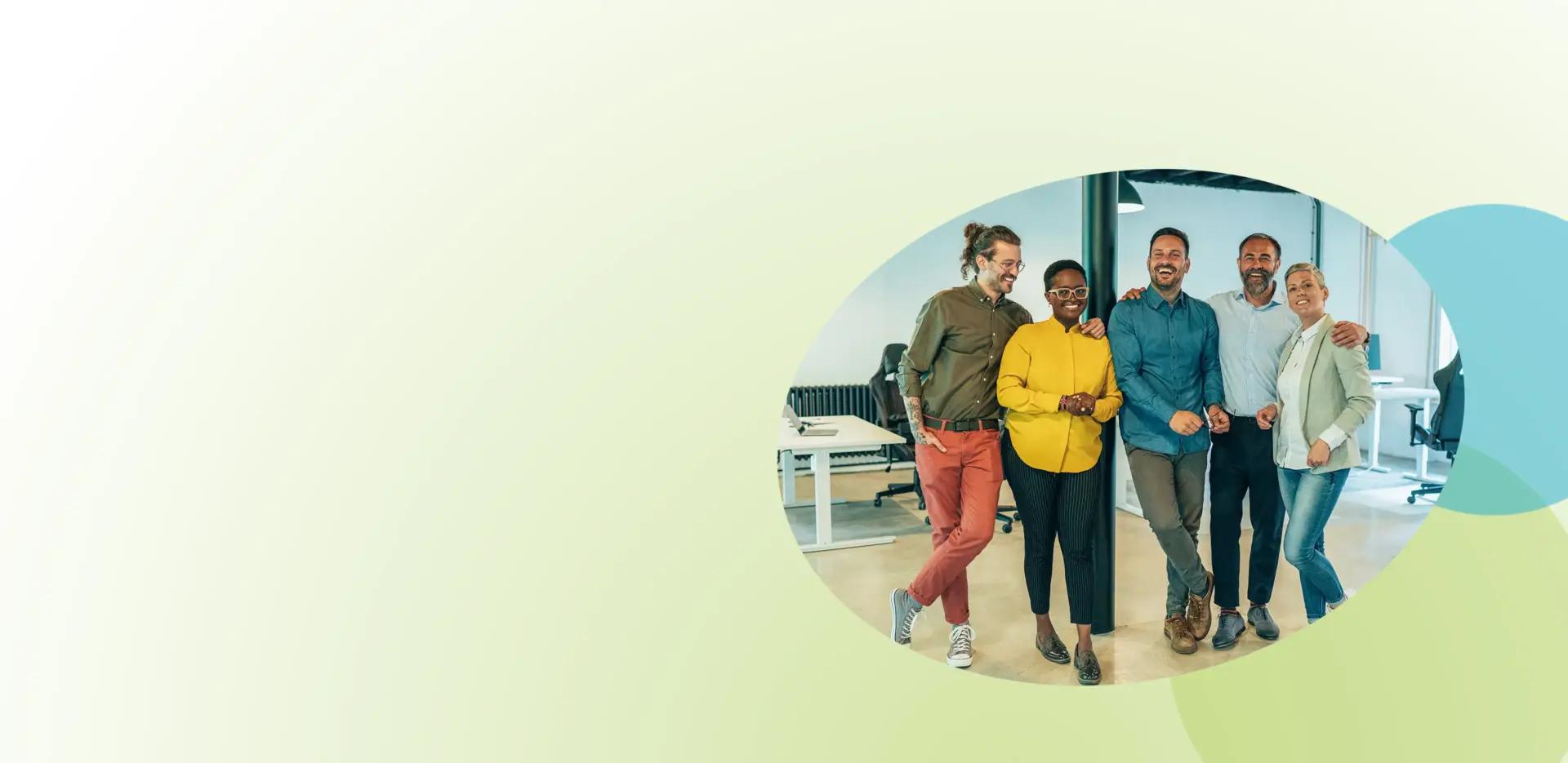 Fünf Menschen stehen gemeinsam in einem Büro, lächeln und posieren für die Kamera – ein perfektes Beispiel für Teamentwicklung in Unternehmen. Der Hintergrund ist hellgrün und mit abstrakten Formen gestaltet, und die Gruppe wirkt freundlich und vielfältig.